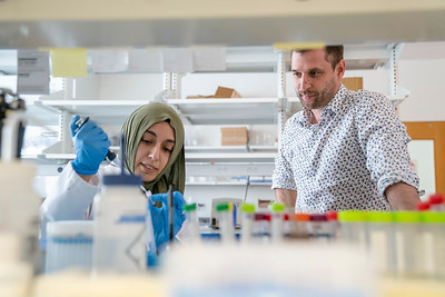 Remi Veneziano and doctoral student Esra Oktay in the lab