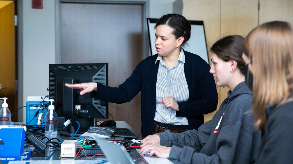 Shani Ross, Bioengineering professor at George Mason University, instructs students in a lab